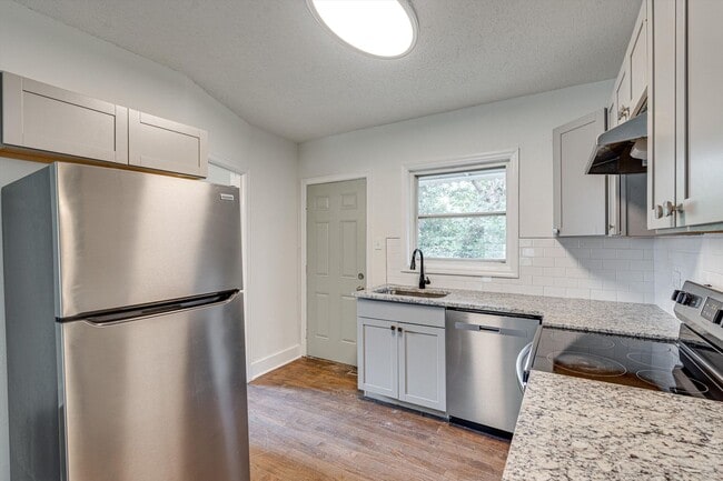 Building Photo - 5004 Club Dr