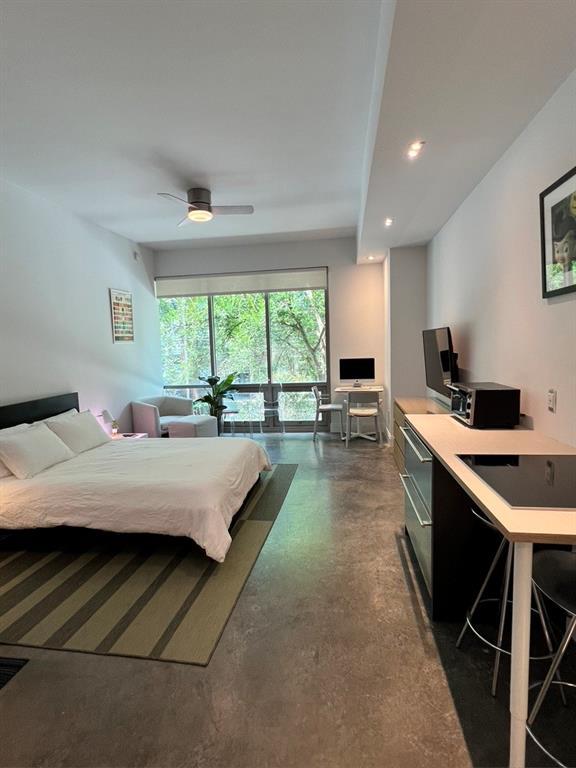 Building Photo - 905 Juniper St NE