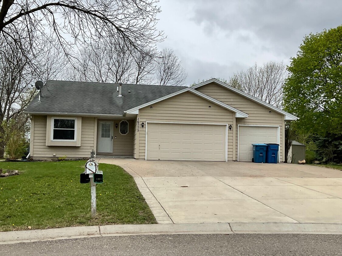Primary Photo - 16776 Hershey Ct