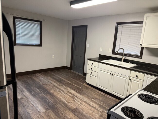 Foto del edificio - MOVE IN READY!