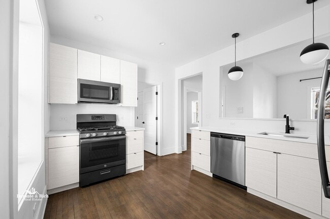 Foto del edificio - Recently Renovated Gorgeous Avondale Gem