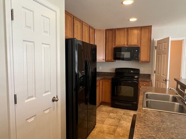 Foto del edificio - Beautiful 4 Bedroom, 3.5 Bath, Pet Friendl...