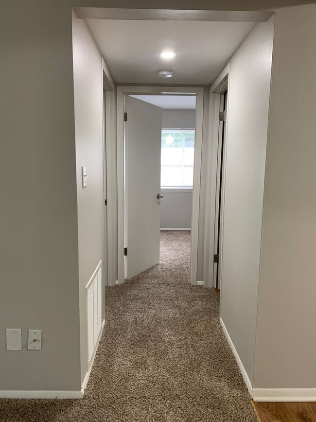 Building Photo - Spacious 2-Bedroom Apartment for Rent in C...