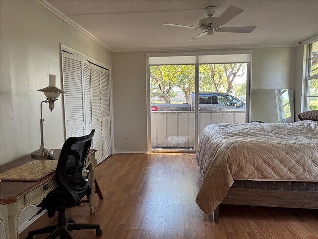 Building Photo - 2601 S Palm Aire Dr