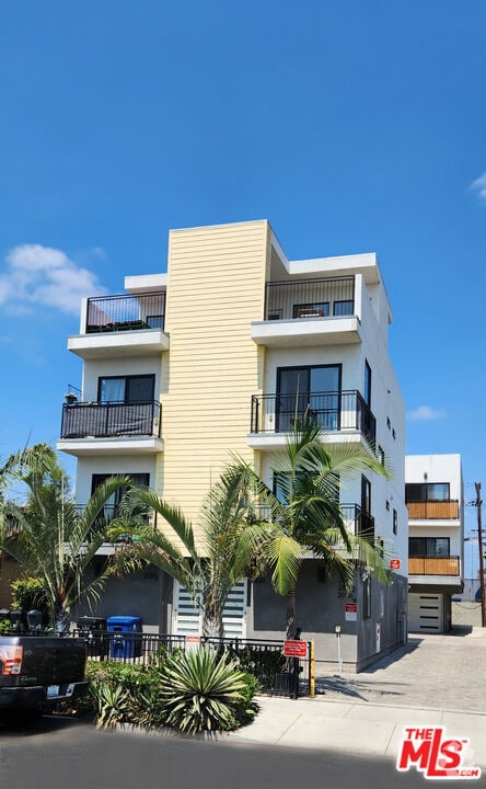 Building Photo - 2131 Carmona Ave