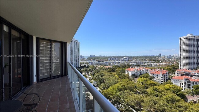 Foto del edificio - 4000 Island Blvd