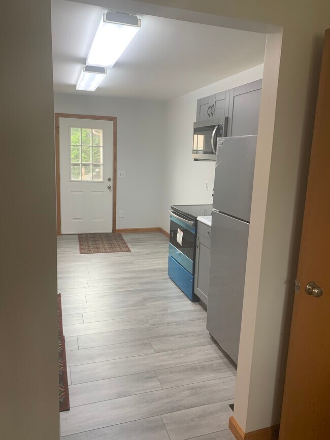 Nueva estufa y refrigerador, horno de microondas - 1954 Edgewood Dr