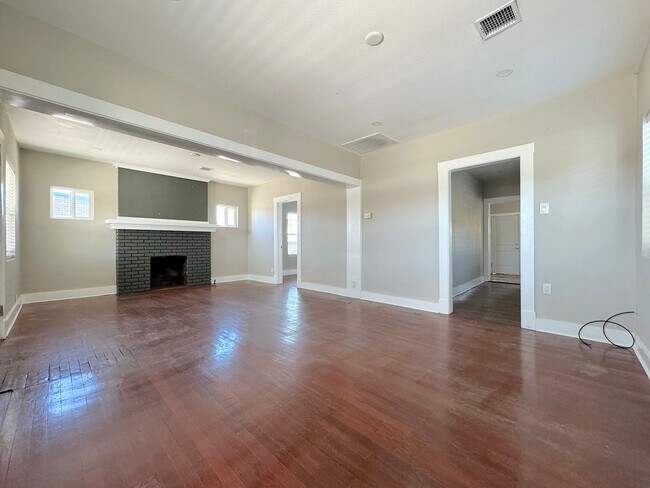 Foto del edificio - 2 bed w/REFRIG A/C and HUGE finished basem...