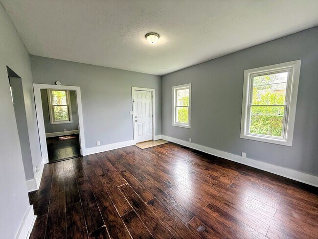 Foto del edificio - Large 4 bedroom home available for rent - Canton NE