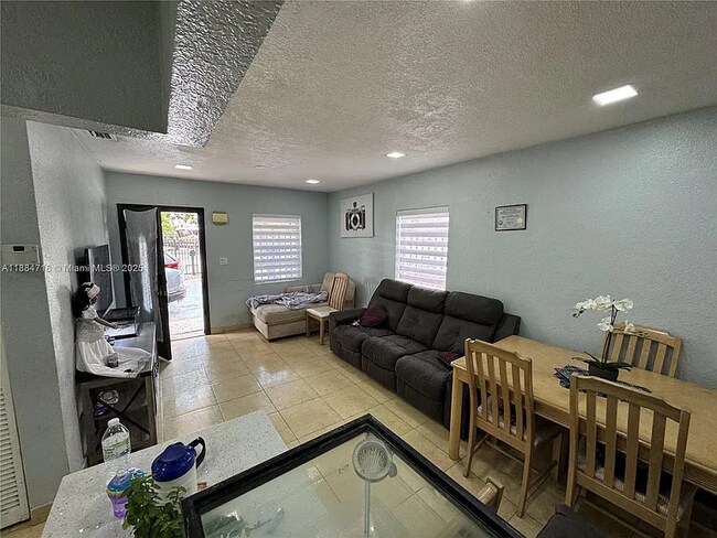 Foto del edificio - 825 E 9th Ln