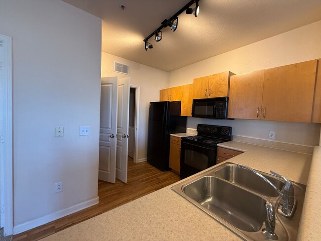 Foto del edificio - Bright & Comfortable 1-Bedroom Apartment i...