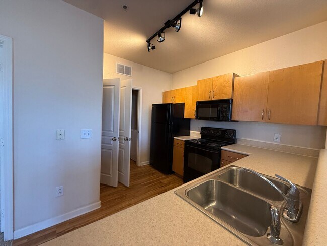 Building Photo - Bright & Comfortable 1-Bedroom Apartment in Gated Community