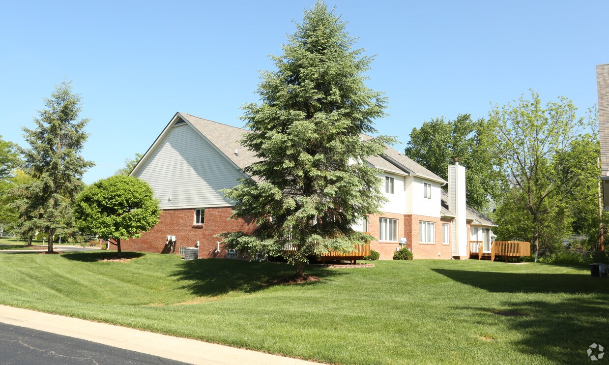 Navin Oaks Condos Apartments Livonia, MI