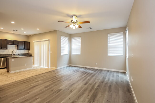 Foto del edificio - 7549 Nicklin St
