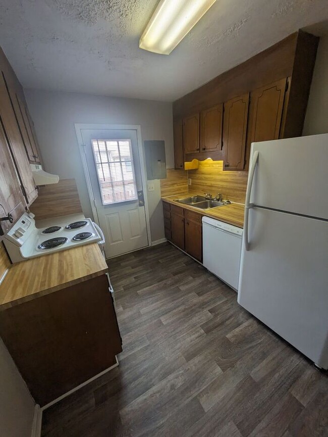 Building Photo - 1BD/1BA Second Floor Unit at Westmont Apar...