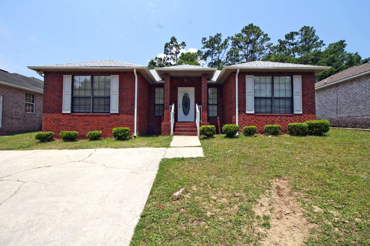 Foto principal - Spacious 3BD/2BA Brick Home Near UWF with ...