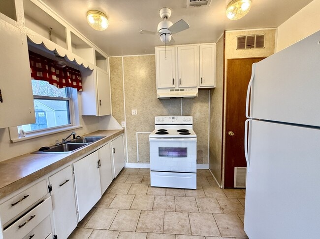 Building Photo - 709 11th Ave NW