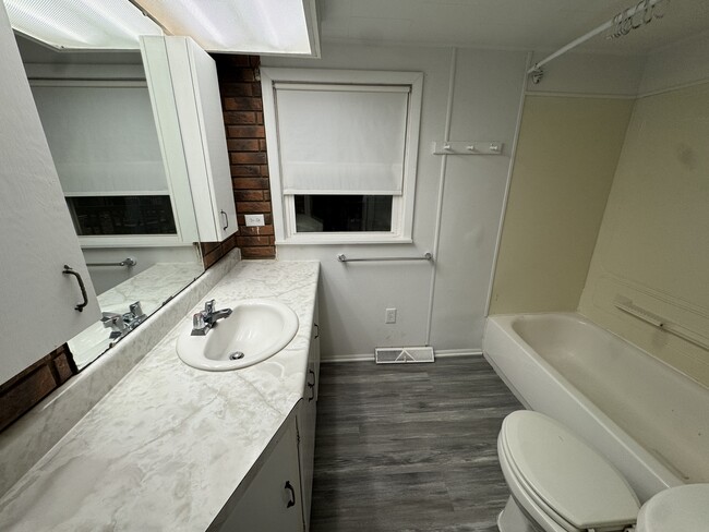 Building Photo - 82 N Elm St