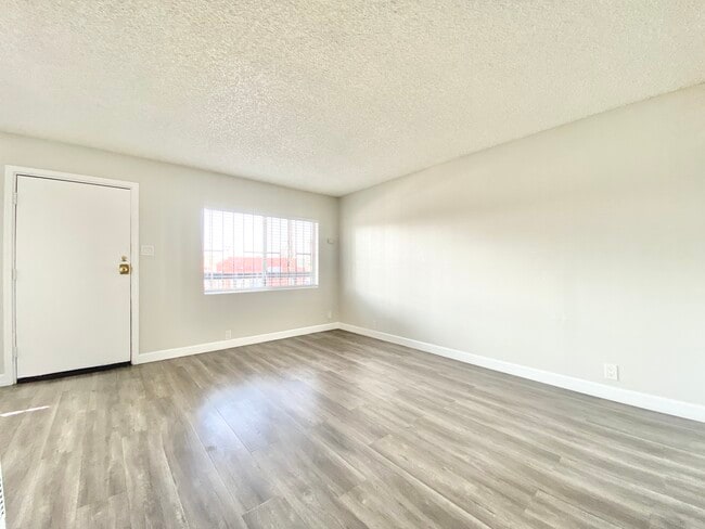 Building Photo - 11308 S Figueroa St