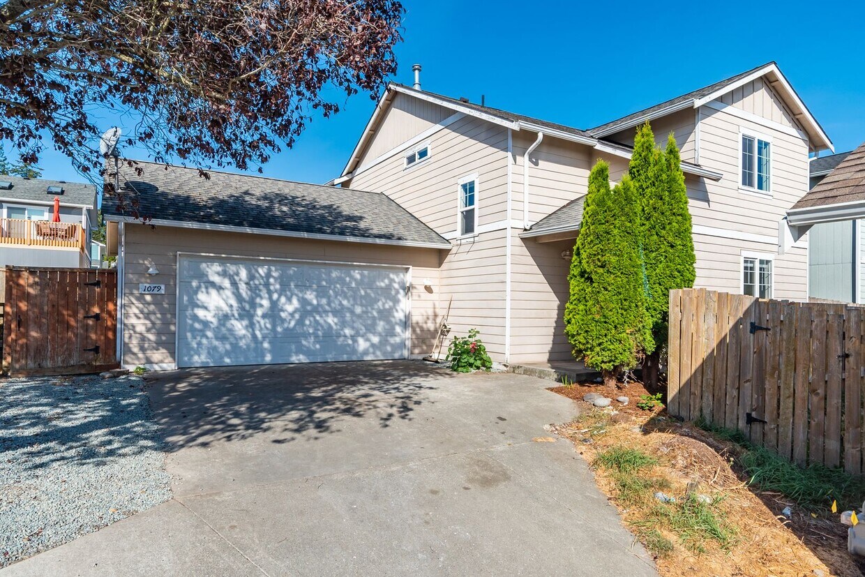 Foto principal - Spacious 4-Bedroom Home with Cozy Backyard...