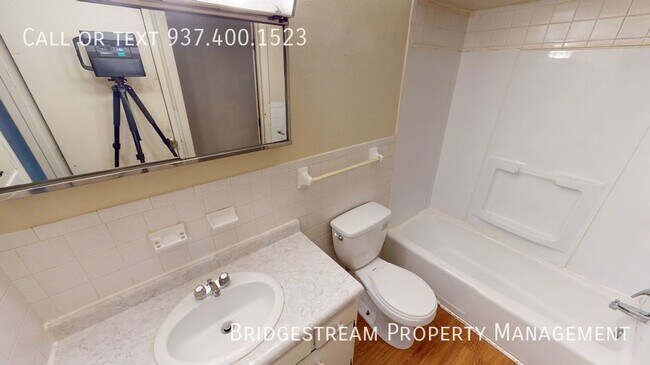 Building Photo - Updated middle level 1 bedroom, 1 bath uni...