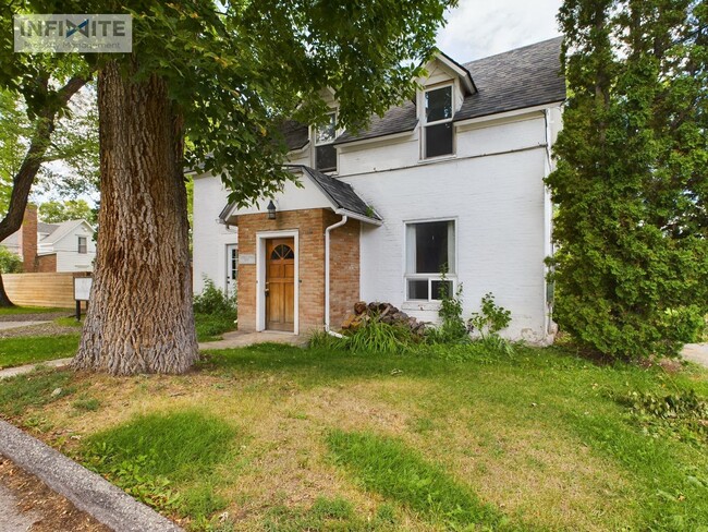 Building Photo - Upper Unit in Historic Home