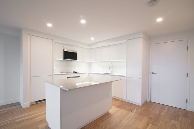 Building Photo - 3460 Rue Peel