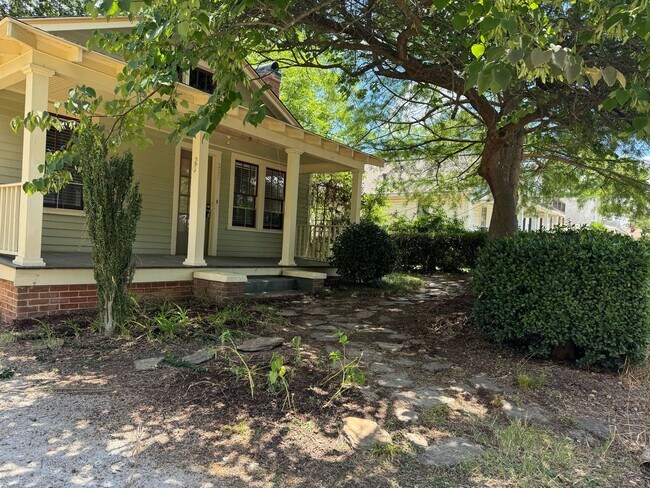 Foto del edificio - Cute Bungalow Near NC State Fairgrounds - Pet Friendly!
