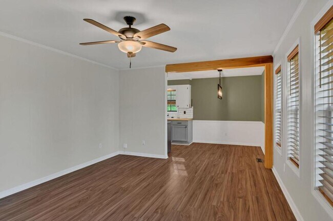 Building Photo - 459 Trina St