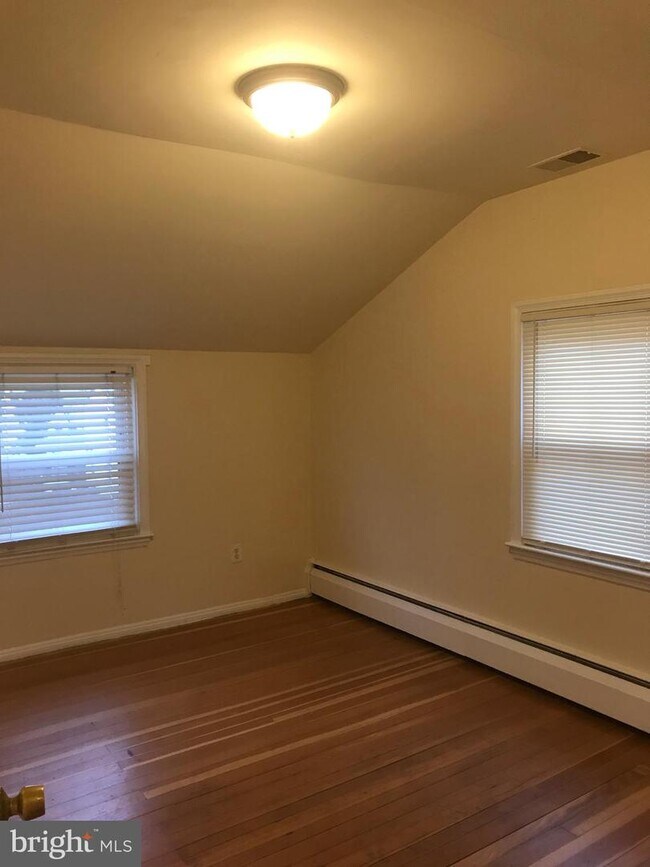 Building Photo - 1227 Seven Oaks Rd