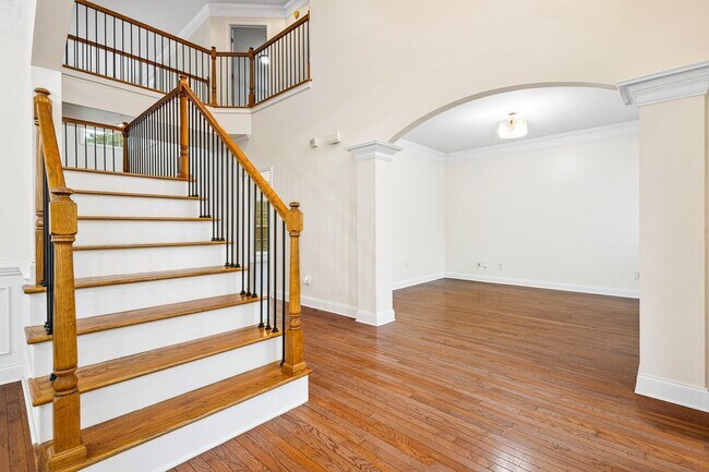 Building Photo - 2624 Crest Valley Dr