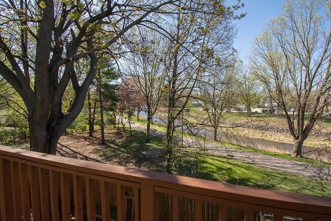 Building Photo - 420 8th Ave SE