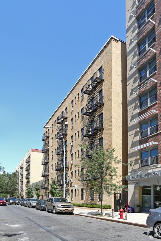 Primary Photo - 211 W 146th
