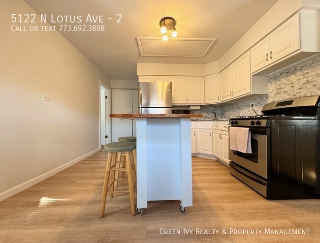 Building Photo - Incredible Jefferson Park, Updated, 3 Bed,...