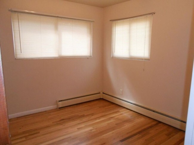 Building Photo - Quaint One Bedroom One Bath