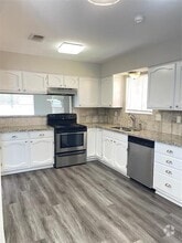Building Photo - 16966 Glen Eagle Dr N