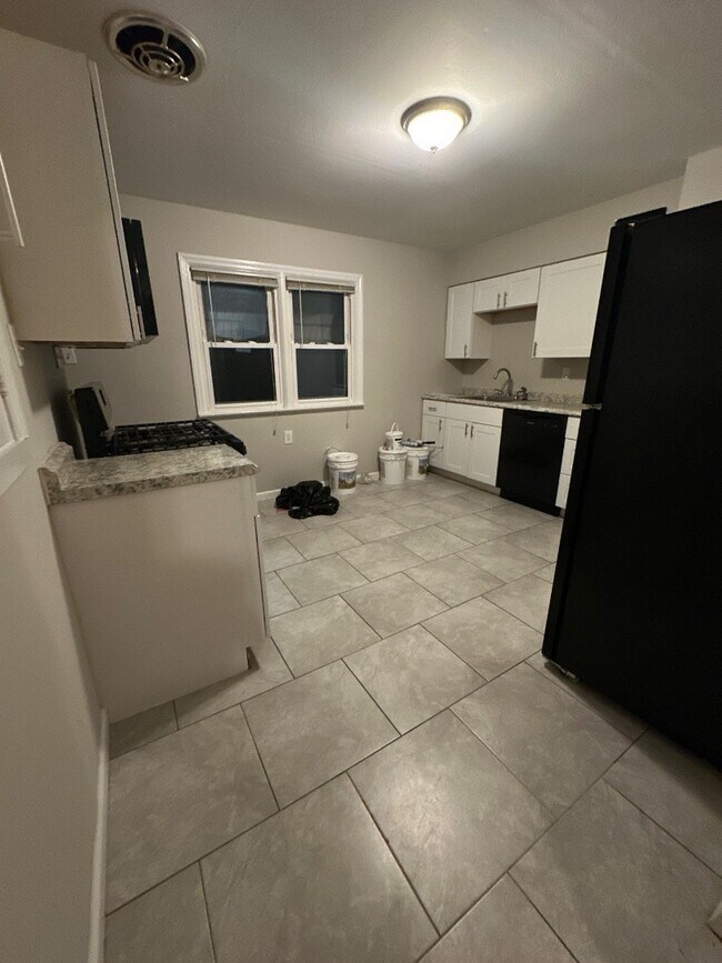 Building Photo - Updated Two Bedroom One Bath Home with Det...