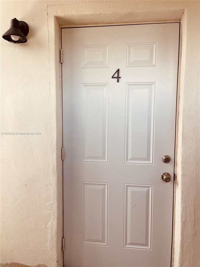 Foto del edificio - 931 Opa Locka Blvd