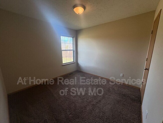 Building Photo - 1270 N Northwood Ave