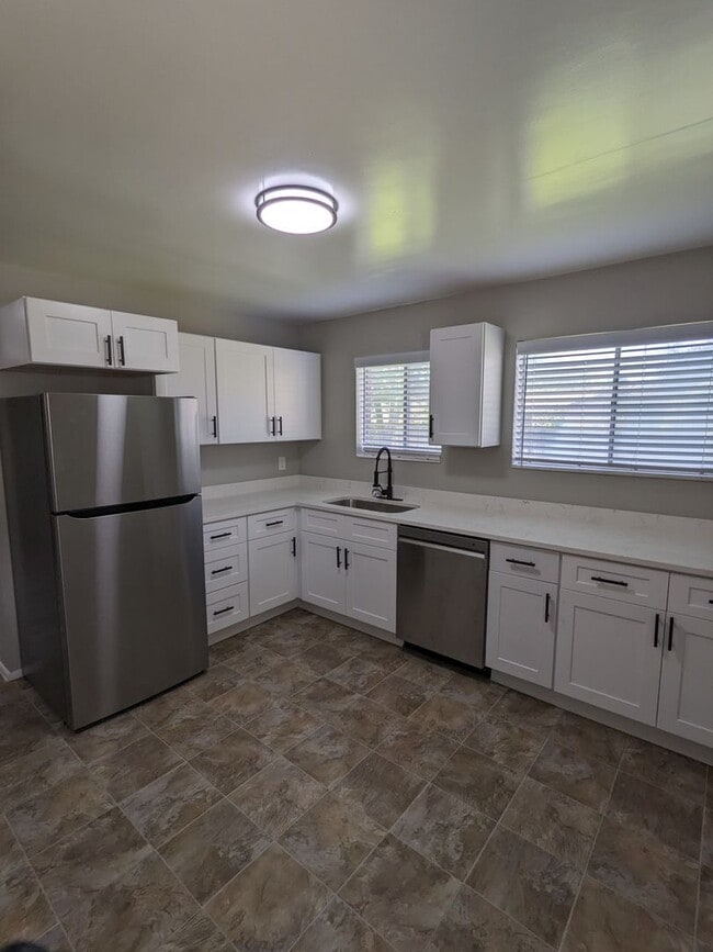 Building Photo - 1100 1100 E