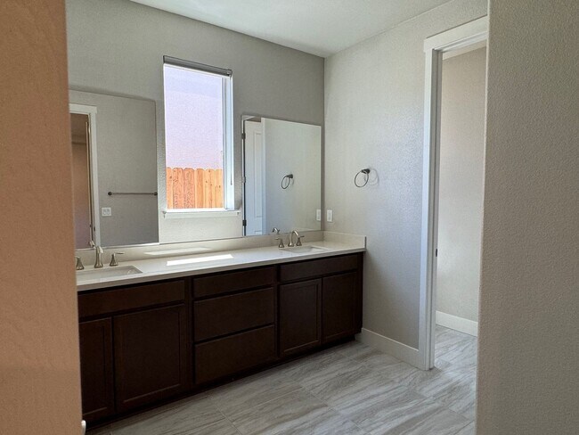 Building Photo - SINGLE STORY | 4 -bedrooms |3 baths | 1877...