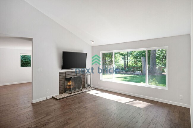 Building Photo - 3 Bed, 2.5 Bath Single Family Available fo...
