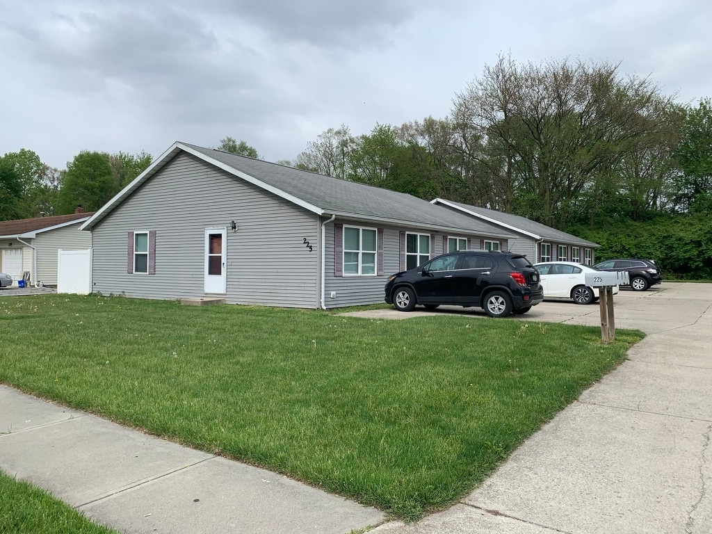 Primary Photo - 225 Railroad St