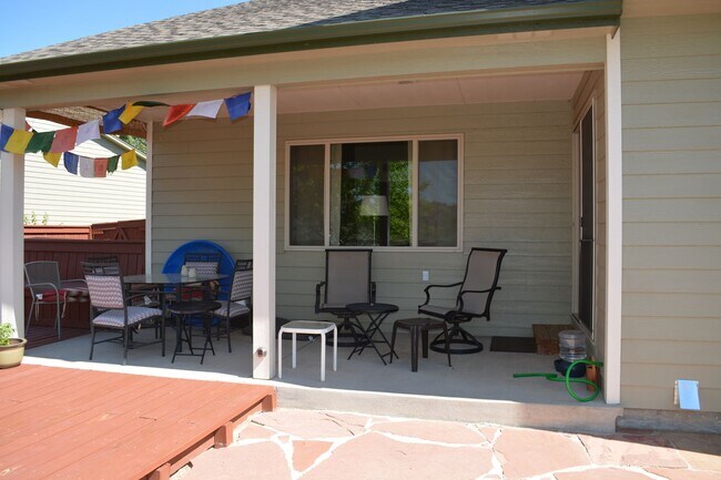 Building Photo - Fully Furnished 4 Bedroom Home
