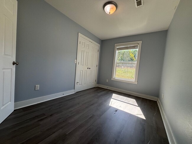 Building Photo - Recently Remodeled 3 bedroom 1 bathroom ho...