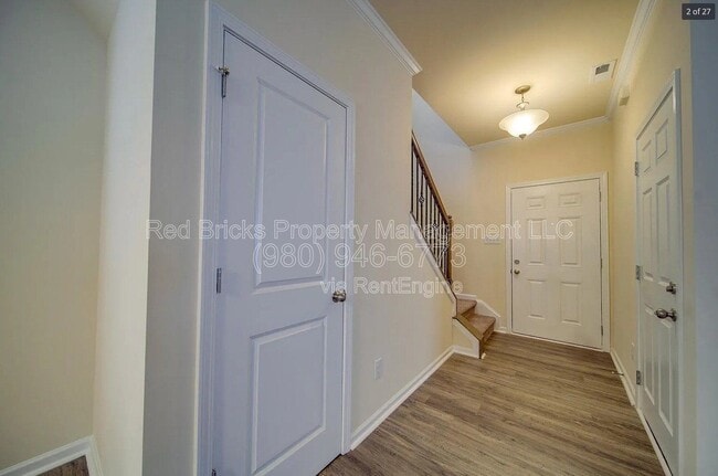 Building Photo - 7015 Thornrose Dr