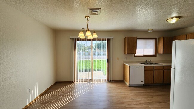 Building Photo - EAT2417