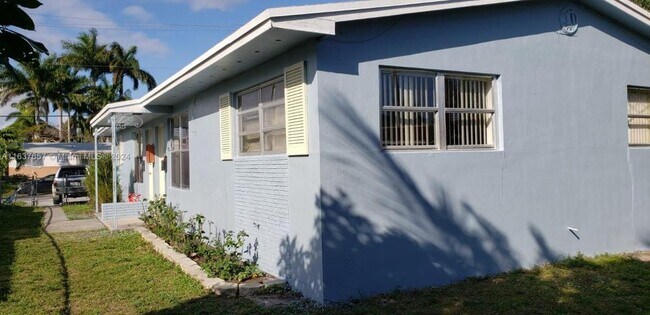 Building Photo - 2 bedroom in Hallandale Beach FL 33009