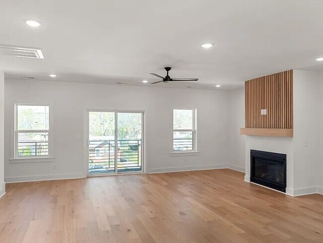 Building Photo - 913 Stockell St