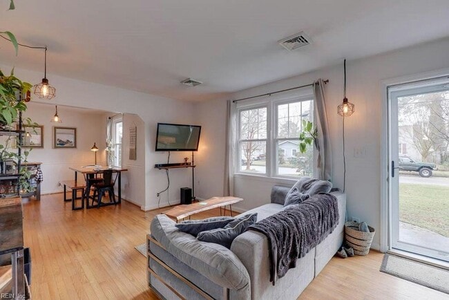 Building Photo - 171 W Bay Ave